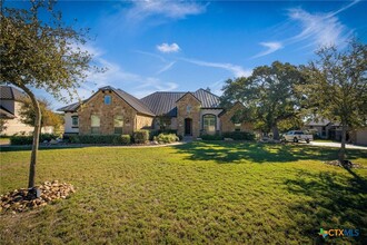 5760 High Forest Dr in New Braunfels, TX - Foto de edificio - Building Photo