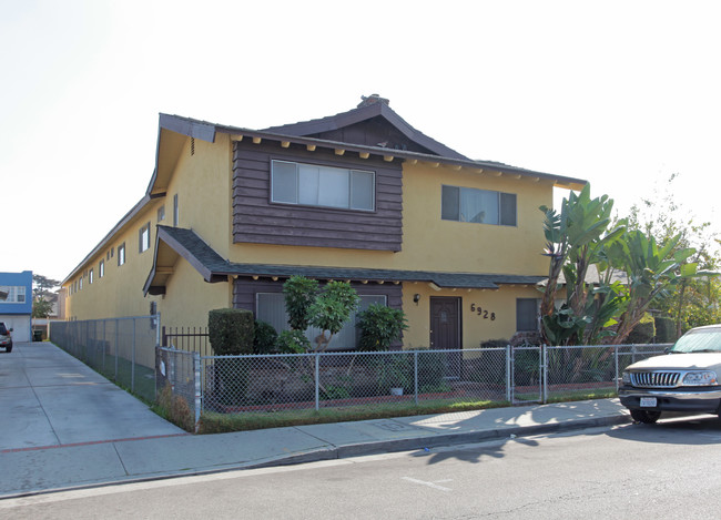 6928 Mountain View Ave in Huntington Park, CA - Building Photo - Building Photo