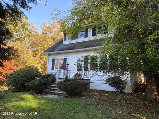 56 S Main St in Mountain Top, PA - Foto de edificio - Building Photo