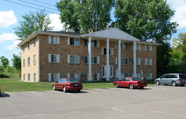 Colonial Apartments in Golden Valley, MN - Building Photo - Building Photo