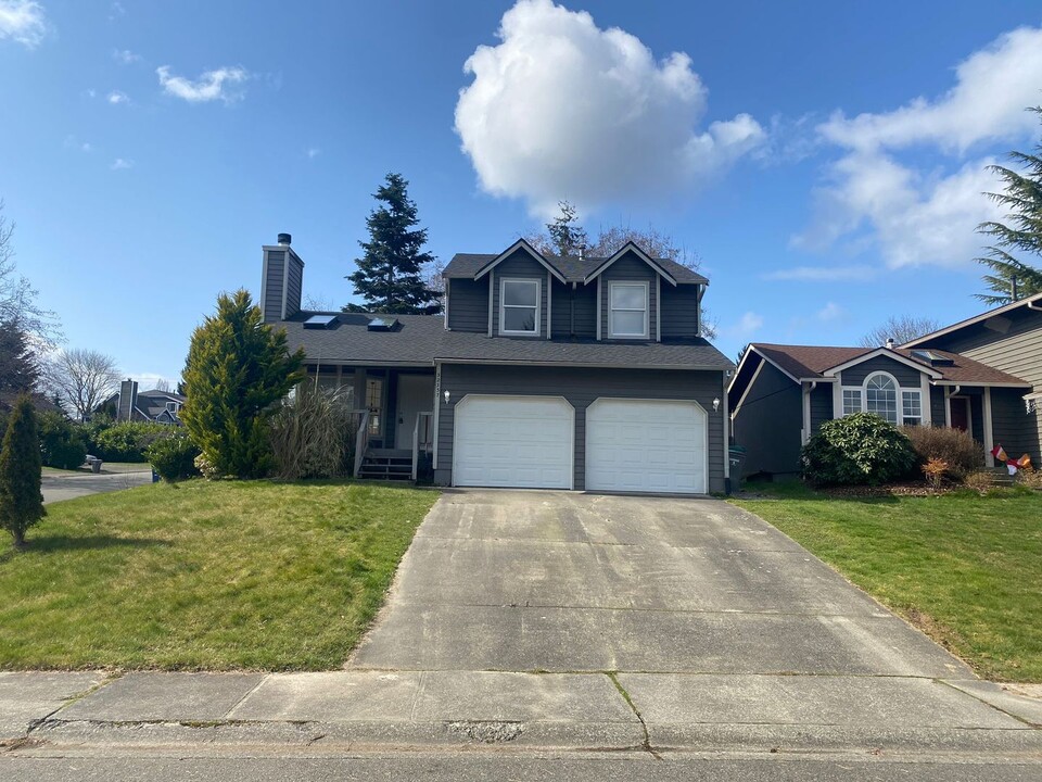 32337 18th Ave SW in Federal Way, WA - Foto de edificio
