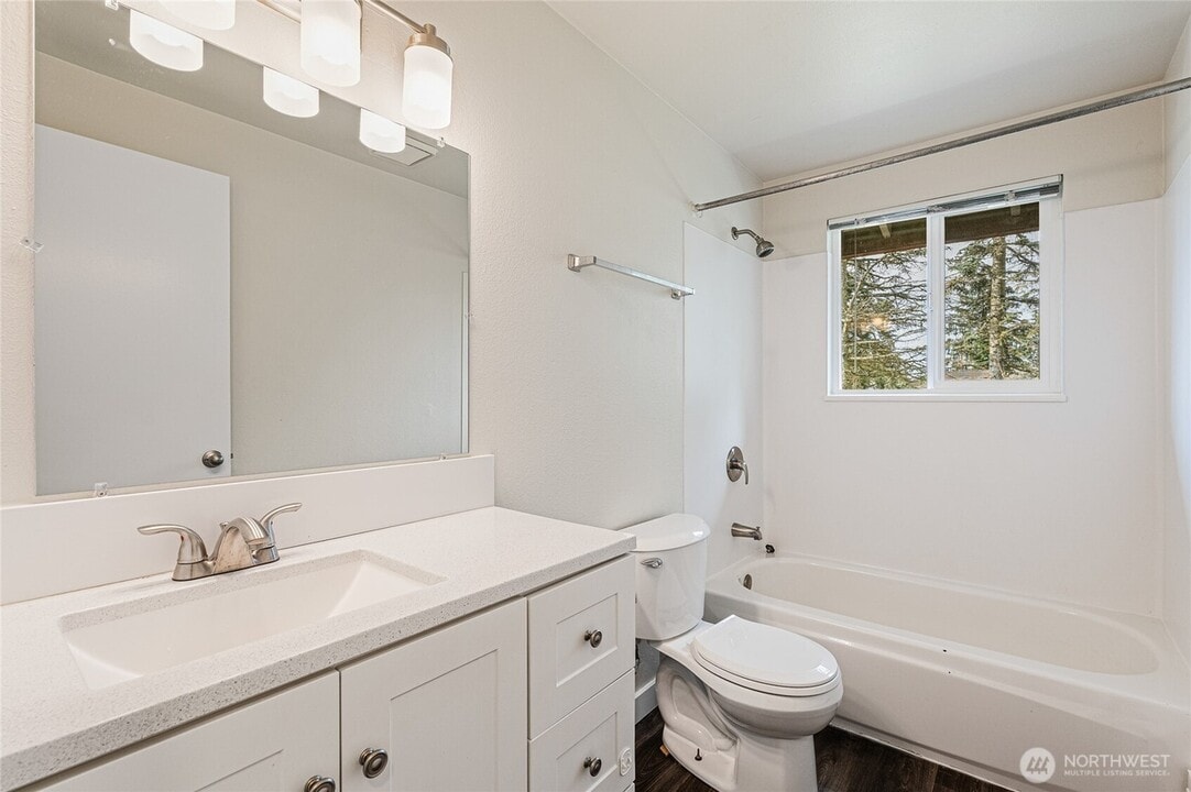 6005 Pebble Pl, Unit 2 in Everett, WA - Building Photo