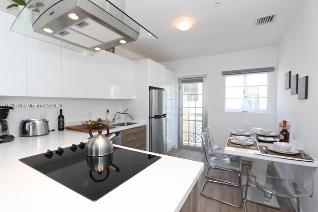 1450 Meridian Ave in Miami Beach, FL - Building Photo - Building Photo