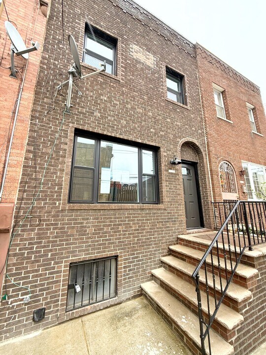 2323 S 13th St, Unit 2nd Floor in Philadelphia, PA - Building Photo