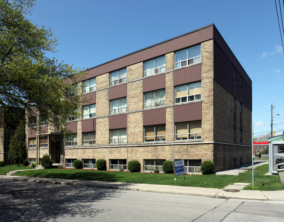 2 Greentree Court in Toronto, ON - Building Photo