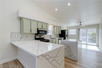 8009 Celestial Ave in Las Vegas, NV - Foto de edificio - Building Photo