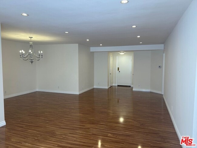 237 N Almont Dr in Beverly Hills, CA - Building Photo - Building Photo