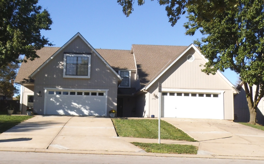 Woods Chapel Duplexes in Lee's Summit, MO - Building Photo