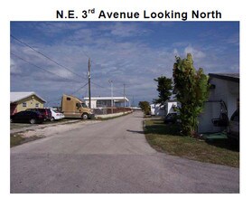 421-423 NE 3rd Ave in Hallandale Beach, FL - Foto de edificio - Building Photo
