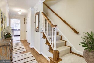 7041 Alicent Pl in McLean, VA - Building Photo