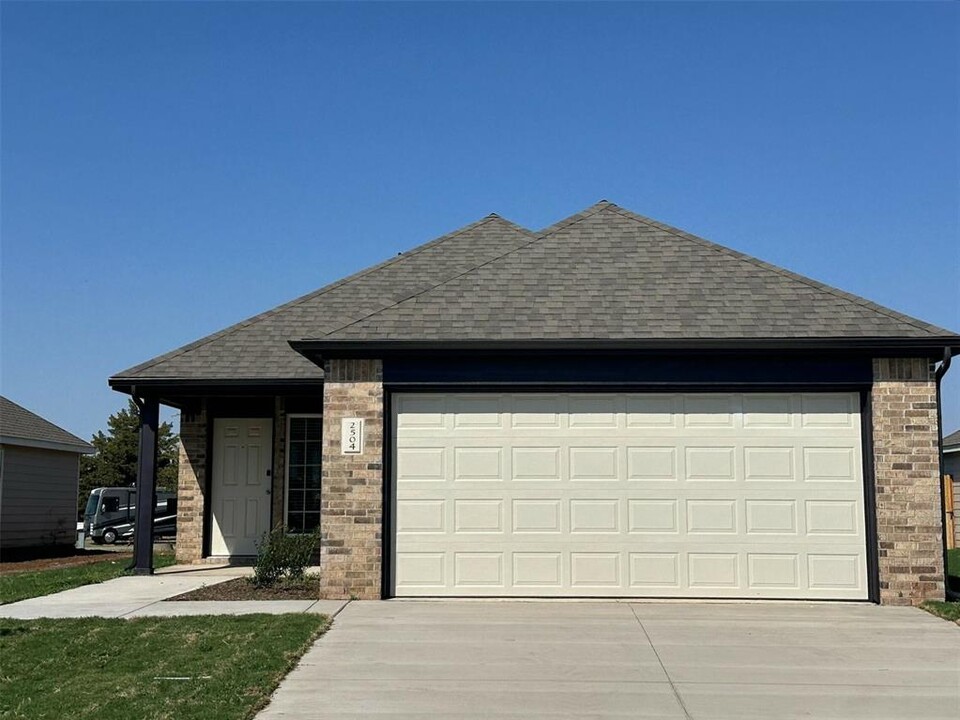 2504 Rosewood Ln in El Reno, OK - Building Photo