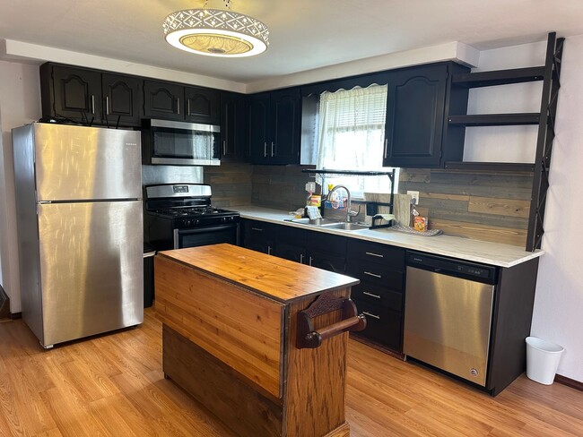 302 Meadowlark Ln in West Mifflin, PA - Building Photo - Building Photo