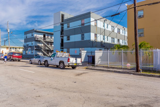 Pelican Apartments in Miami, FL - Building Photo - Building Photo