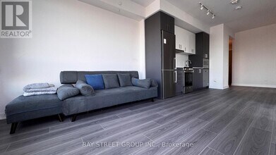 50 Upper Mall Wy in Vaughan, ON - Building Photo - Building Photo