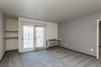 Old Main & Drake Apartments in Des Moines, IA - Building Photo - Interior Photo