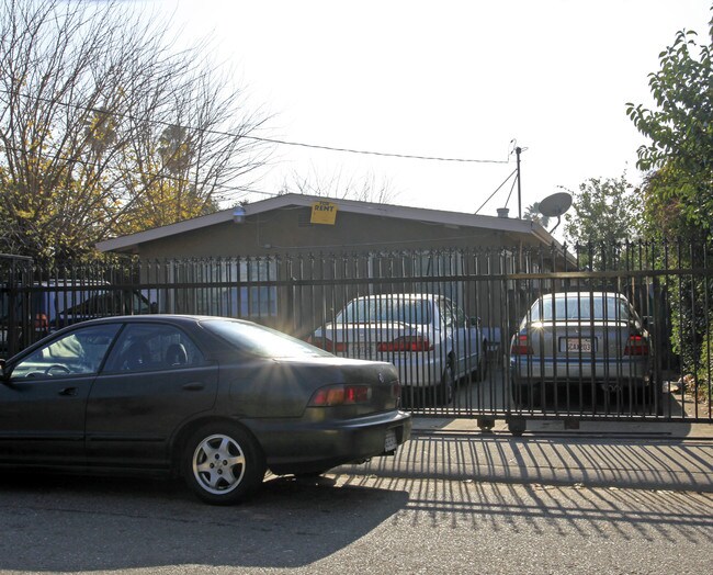 3700 45th Ave in Sacramento, CA - Foto de edificio - Building Photo