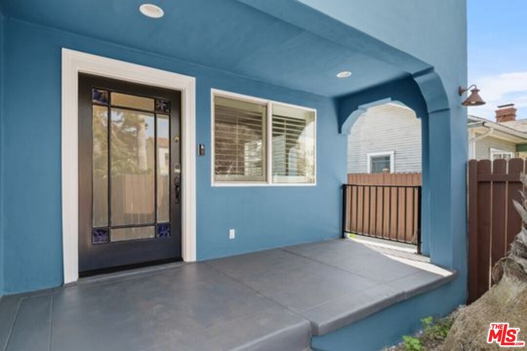 848 N Ridgewood Pl in Los Angeles, CA - Building Photo