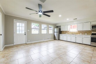 704 W Willis St in Alvin, TX - Building Photo - Building Photo