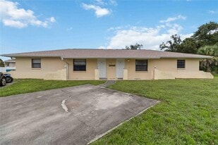 284 Lomond Dr in Port Charlotte, FL - Building Photo
