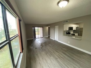 3396 Foxcroft Rd in Miramar, FL - Building Photo - Building Photo