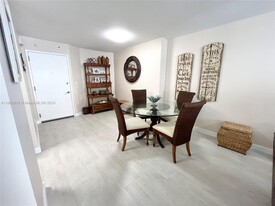 5701 Collins Ave, Unit 1117 in Miami Beach, FL - Building Photo - Building Photo