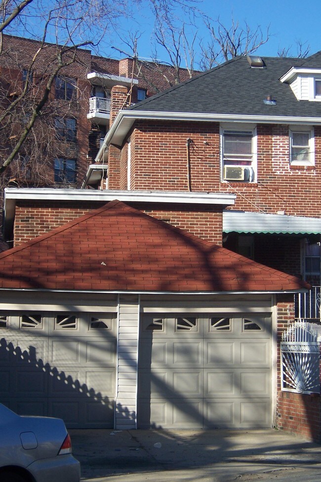 407 Beach 20th St in Far Rockaway, NY - Foto de edificio - Building Photo