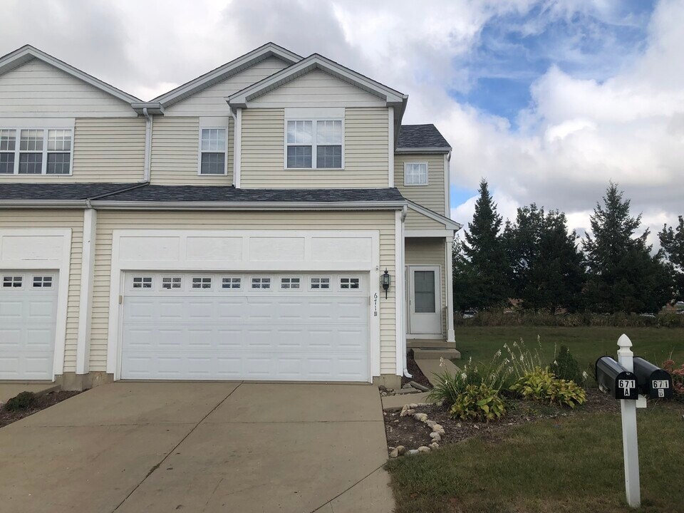 671 Fieldcrest Dr in South Elgin, IL - Building Photo