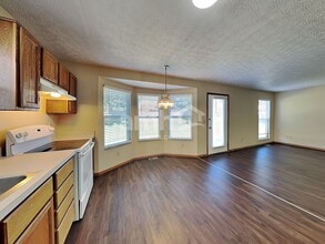 1960 Queens Meadow Ln in Grove City, OH - Foto de edificio - Building Photo