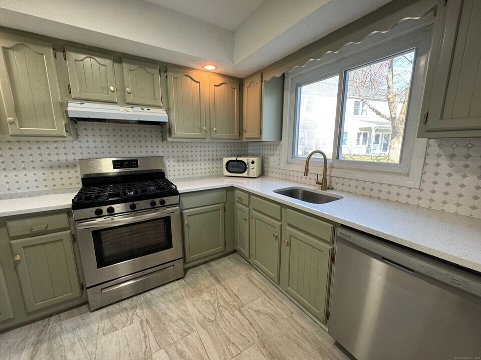 280 E Main St in Branford, CT - Building Photo