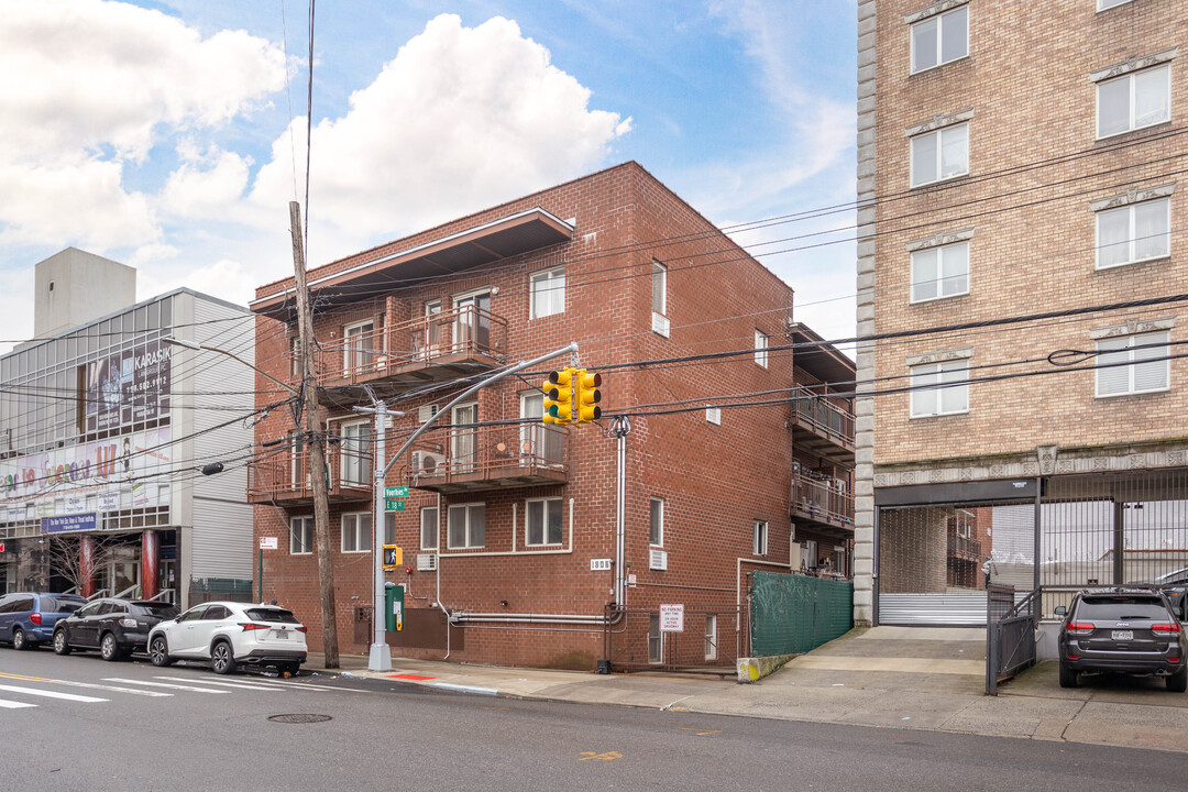 1806 Voorhies Ave in Brooklyn, NY - Foto de edificio