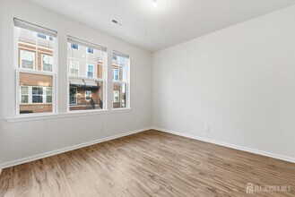 6 Bond St in North Brunswick, NJ - Building Photo - Building Photo