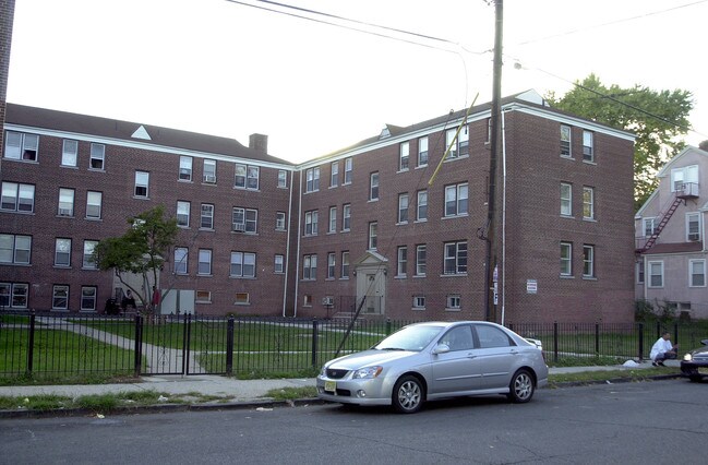 36 Irving St in Newark, NJ - Foto de edificio - Building Photo