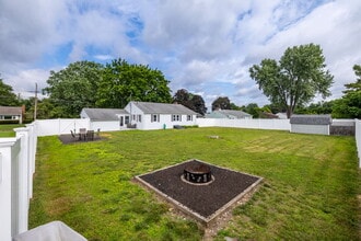 10 Holiday Ln in Enfield, CT - Building Photo - Building Photo