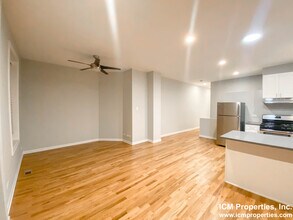 2452 N Southport Ave, Unit 2450 in Chicago, IL - Foto de edificio - Building Photo