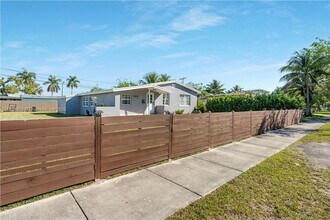 10241 Dominican Dr in Cutler Bay, FL - Foto de edificio - Building Photo