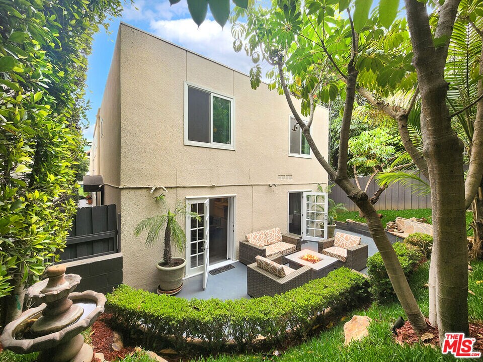 9015 Cynthia St in West Hollywood, CA - Building Photo