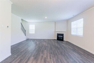 6869 Lake Overlook Ln in Flowery Branch, GA - Foto de edificio - Building Photo