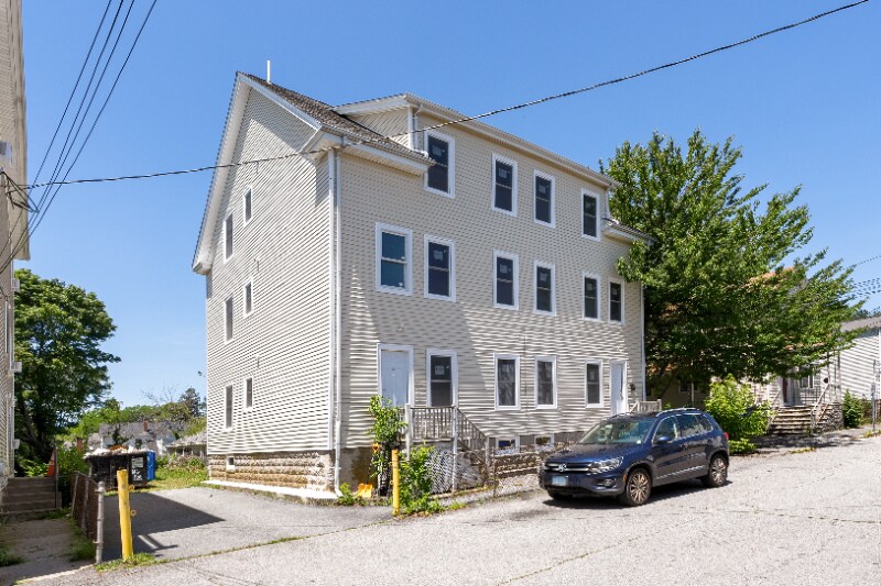 5 Siegel St, Unit 5-3 in Bristol, RI - Building Photo