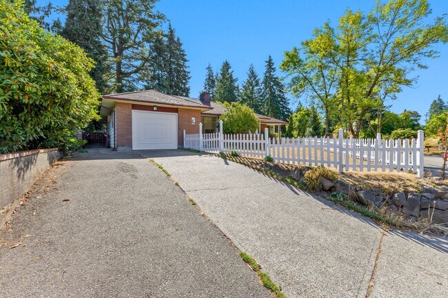 12752 Roosevelt Way NE in Seattle, WA - Building Photo - Building Photo