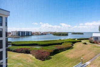 3165 N Atlantic Ave in Cocoa Beach, FL - Foto de edificio - Building Photo
