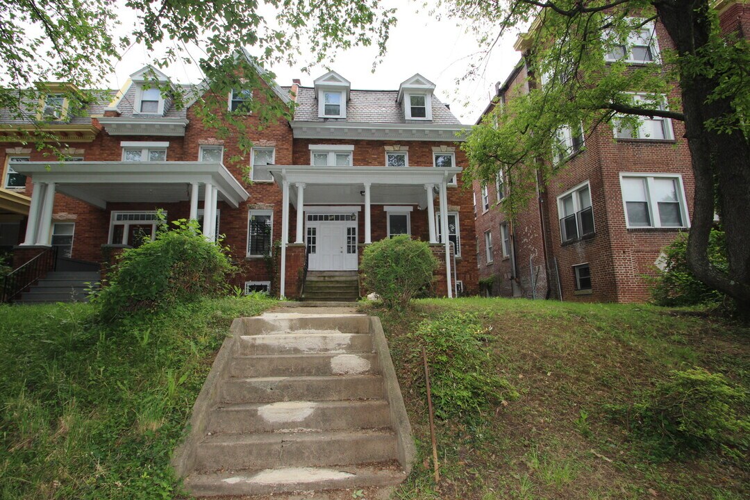 303 E University Pkwy in Baltimore, MD - Building Photo