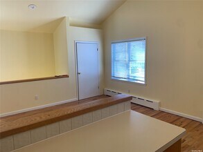 8 Hickory Rd-Unit -B in Port Washington, NY - Building Photo - Building Photo