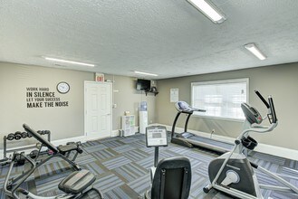 Castleton Manor Apartments in Indianapolis, IN - Foto de edificio - Building Photo