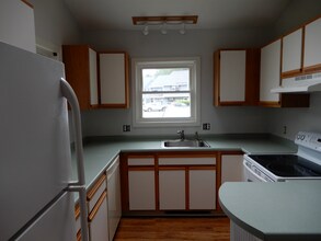 24 Witham St, Unit 12 in Springvale, ME - Foto de edificio - Building Photo