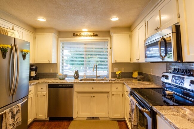 1334 Alex Way in Medford, OR - Building Photo - Building Photo
