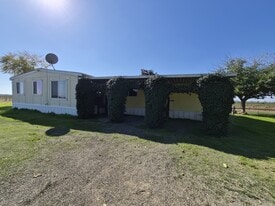 9285 Ave 412 in Dinuba, CA - Building Photo