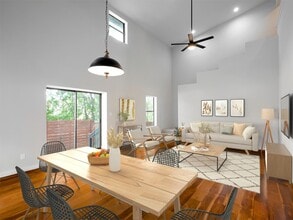 Modern Denver Heights home by Dignowity & downtown in San Antonio, TX - Foto de edificio - Building Photo