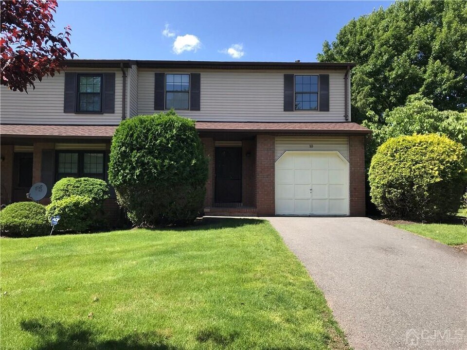 10 Dogwood Dr in Edison, NJ - Building Photo