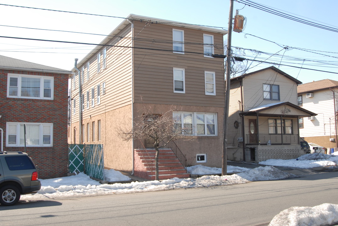 398 Garibaldi Ave in Lodi, NJ - Foto de edificio