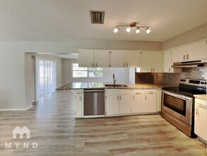 7511 Hawthorn Dr in Port Richey, FL - Building Photo - Building Photo